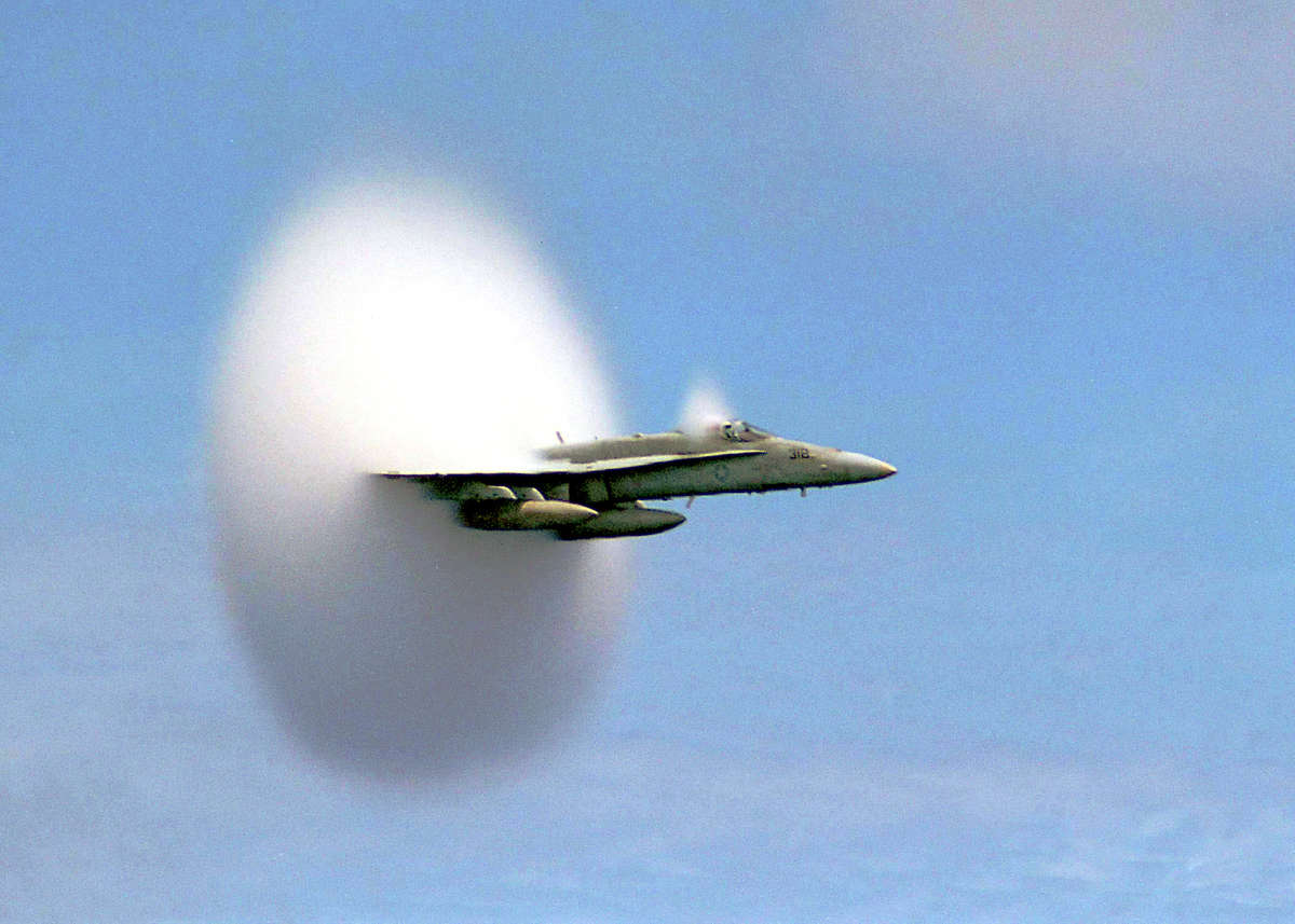 FA-18_Hornet_breaking_sound_barrier_(7_July_1999).jpg.a5c9e5ed8d490276fb0e3c808a8f5214.jpg